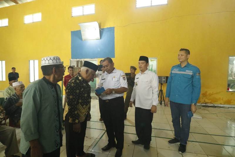 Asisten Administrasi Umum Menyerahkan Bantuan Pemerintah Daerah Untuk Lansia Di Kecamatan Ulu Rawas